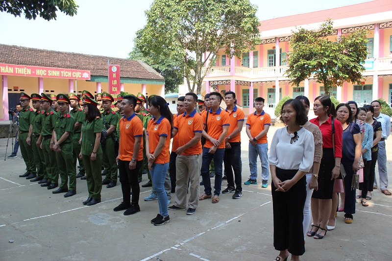 Đoàn công tác cùng các thầy cô giáo Trường tiểu học Cẩm Phong, Cẩm Thủy